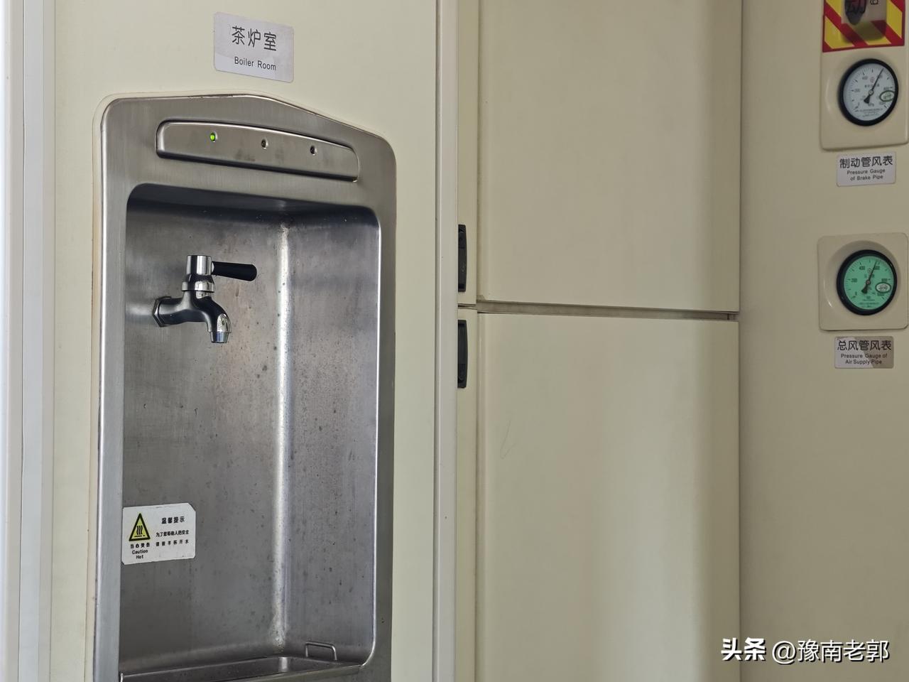 现在坐火车发现火车站的月台上卖吃的没有了，以前坐火车每站一停车就可以下去买吃的。