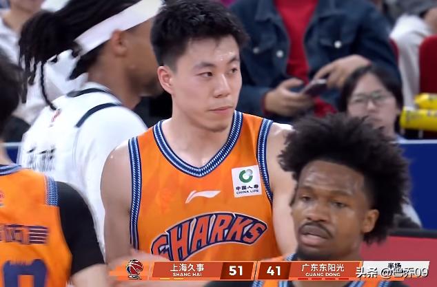 CBA常规赛焦点战：上海半场51-41领先广东 张镇麟稳定取分崔永熙积极发力
 
