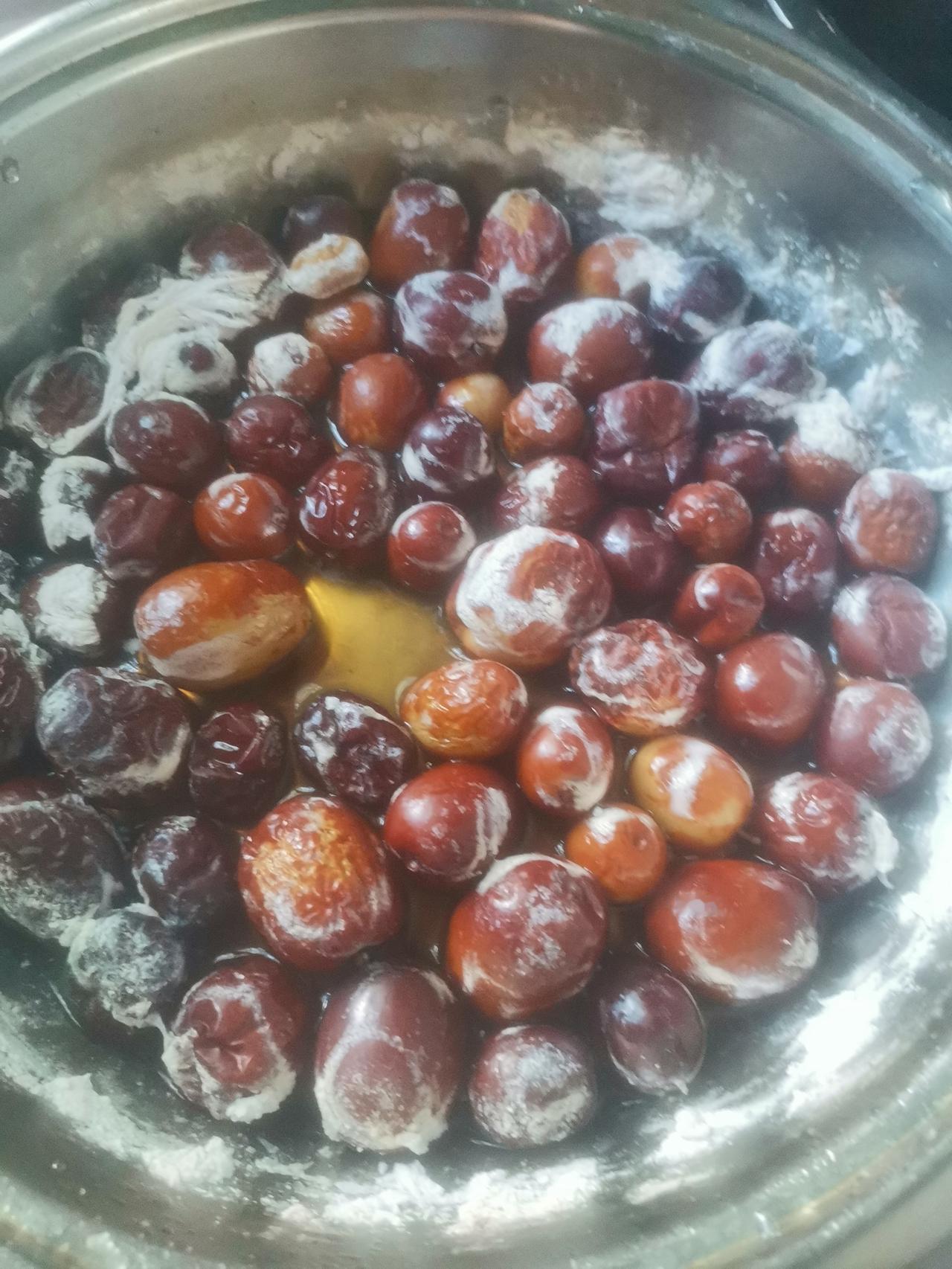 红枣上的一层白霜是啥呢？

早餐我想吃啥呢？

因为怕麻烦，煮红枣粥还要淘米。我