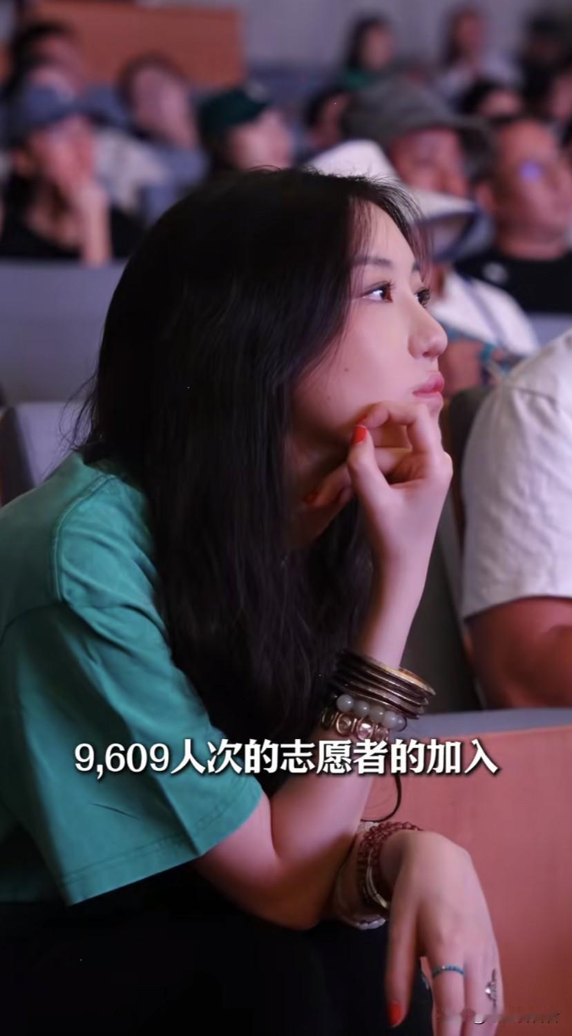 李嫣在活动现场很受欢迎，有很多家长找她拍照，因为她很多人得到了帮助。

李亚鹏说