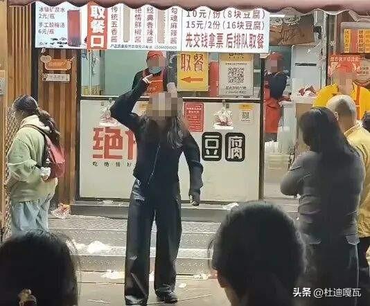 泉城绝情臭豆腐店员请假一事，越看越让人扎心。
全年几乎无休，从早上9点干到夜里一