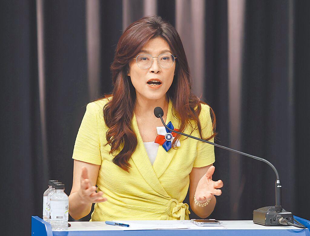 我们不能把祖国统一的希望寄托在国民党身上。洪秀柱和郑丽文这两位国民党人物，虽然都