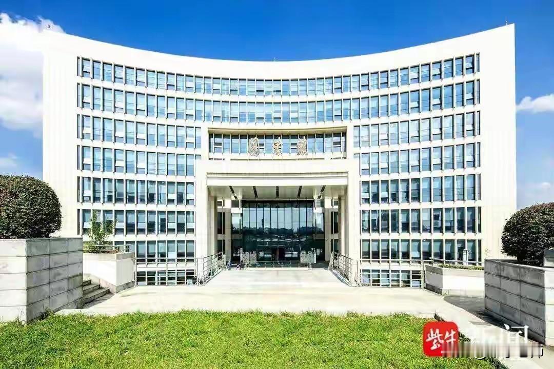 高数学不会，建议家长去陪读。
南京高校一则通知引热议。
通知提到：高数成绩现已公