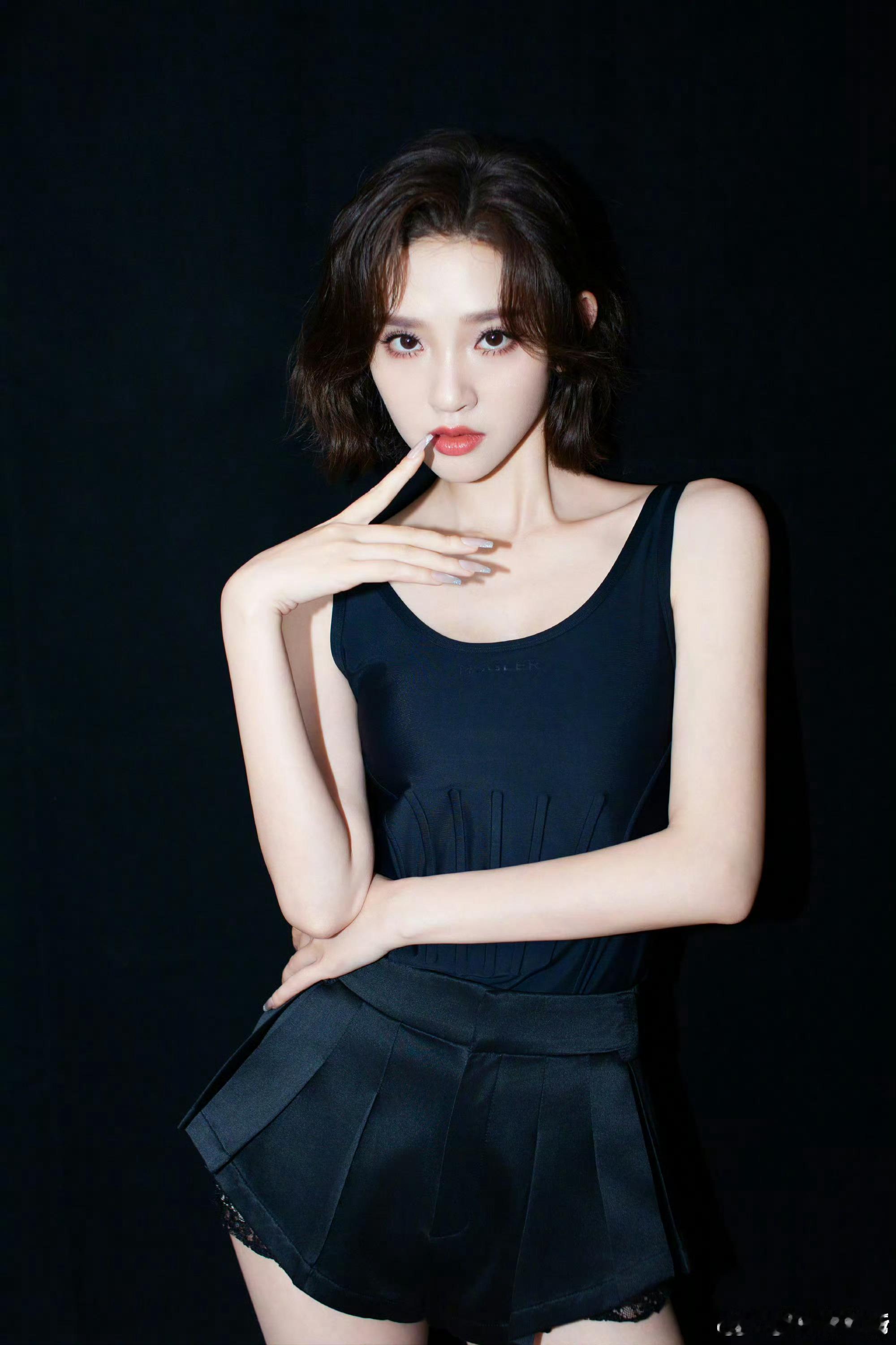 唐艺昕让大家选自拍还是他拍唐艺昕晒自拍和他拍真的不好选呢，自拍俏皮，他拍高级 