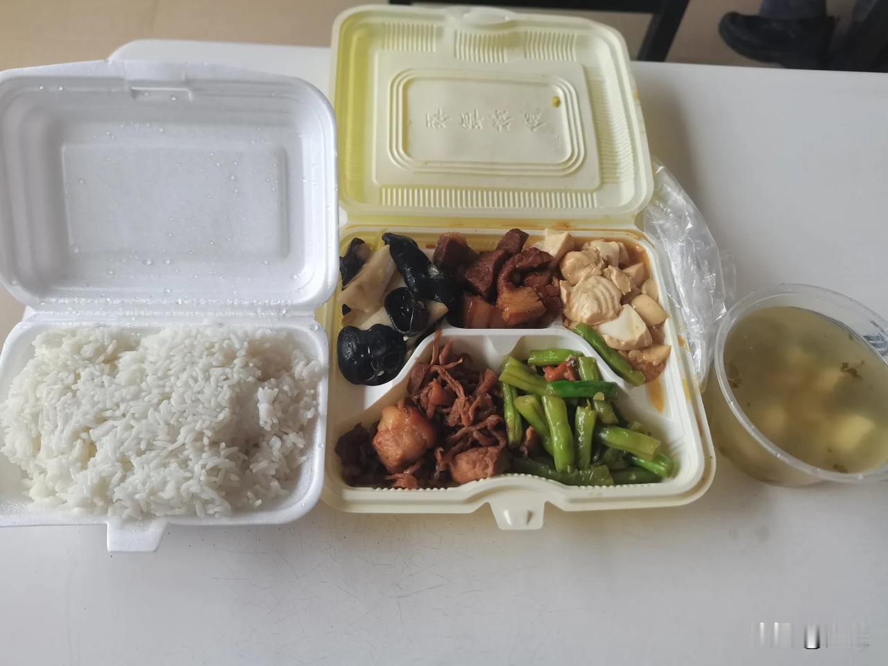 在龙岩4S店和他们员工一起吃了顿免费的盒饭