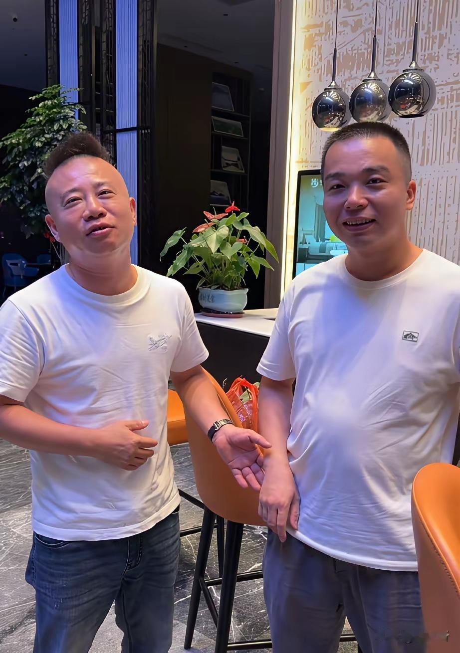 海哥团队这些人，为什么长相越来越怪呢？要说丑也丑，又丑又怪的。
我们先看这四个人