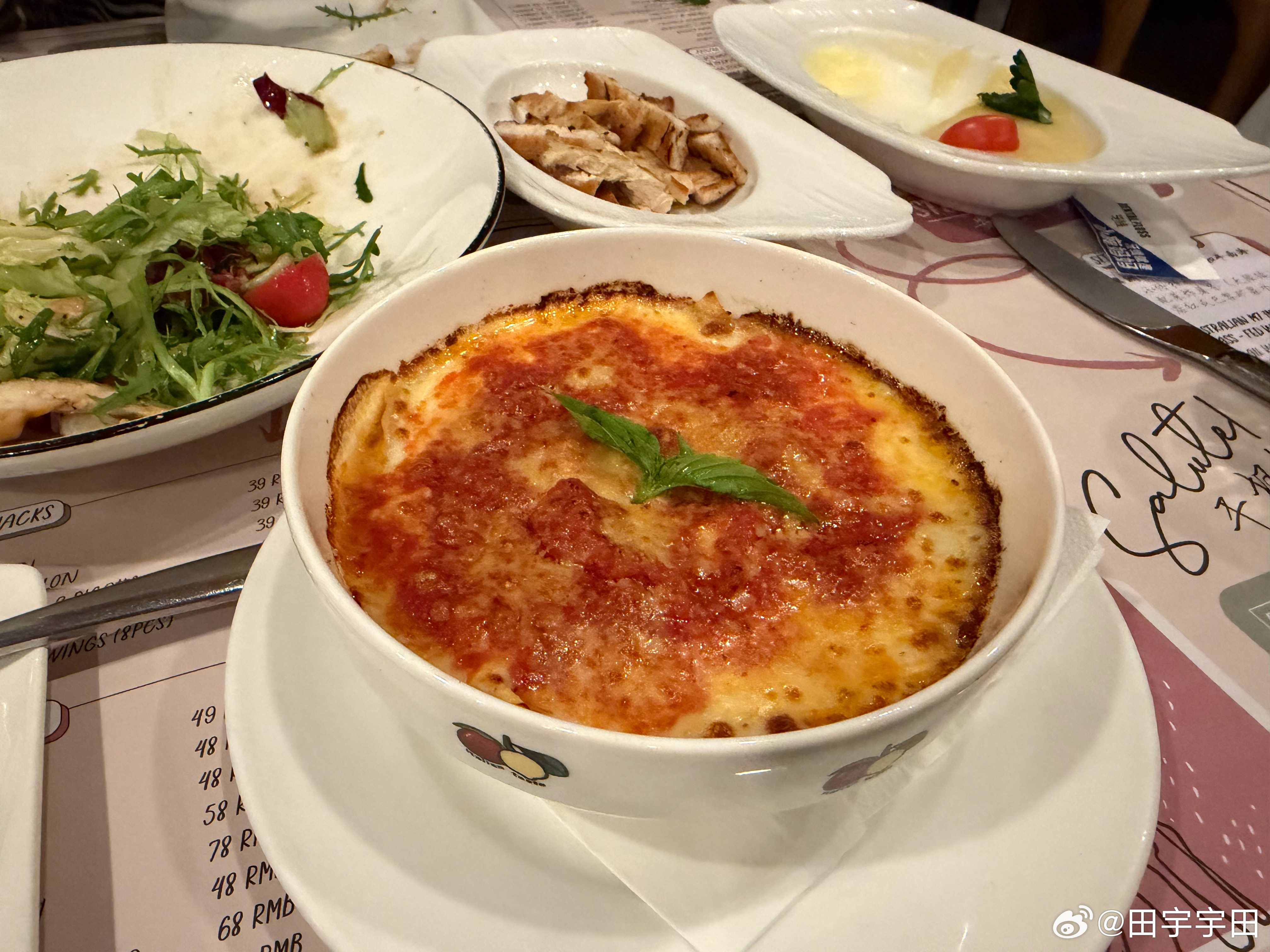 今日午餐老意大利肉酱千层面一层肉酱一层面黏黏糊糊，能吃饱就行