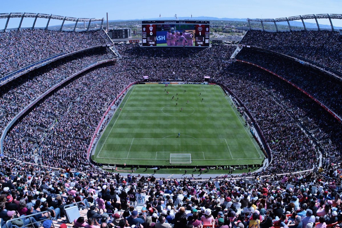 一座挤满观众的体育场，为观看山羊莱昂内尔·梅西 🐐🇦🇷而来梅西梅开二度