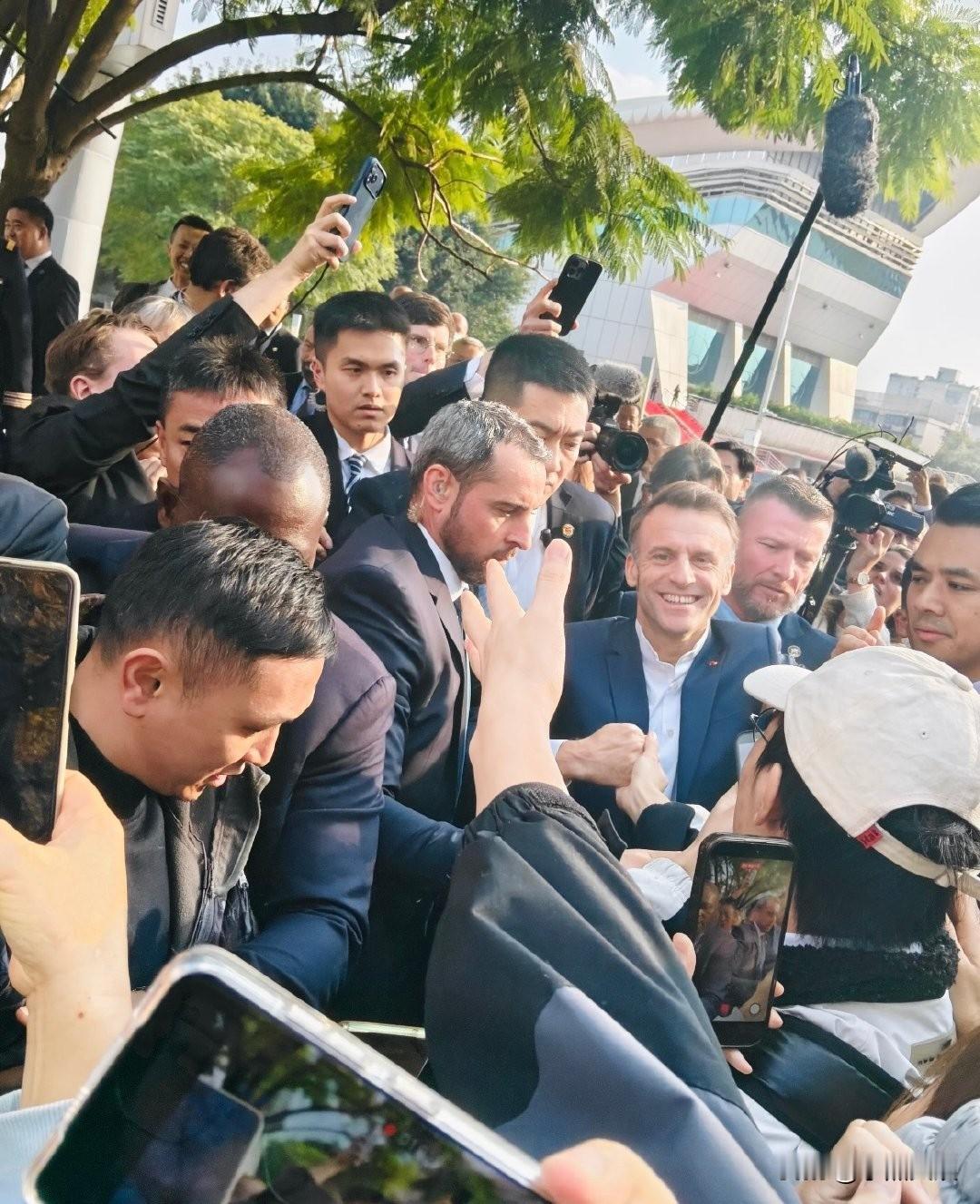 今天法国总统马克龙去到了四川大学！
这其中有一个细节大家未必注意到，
那就是马克