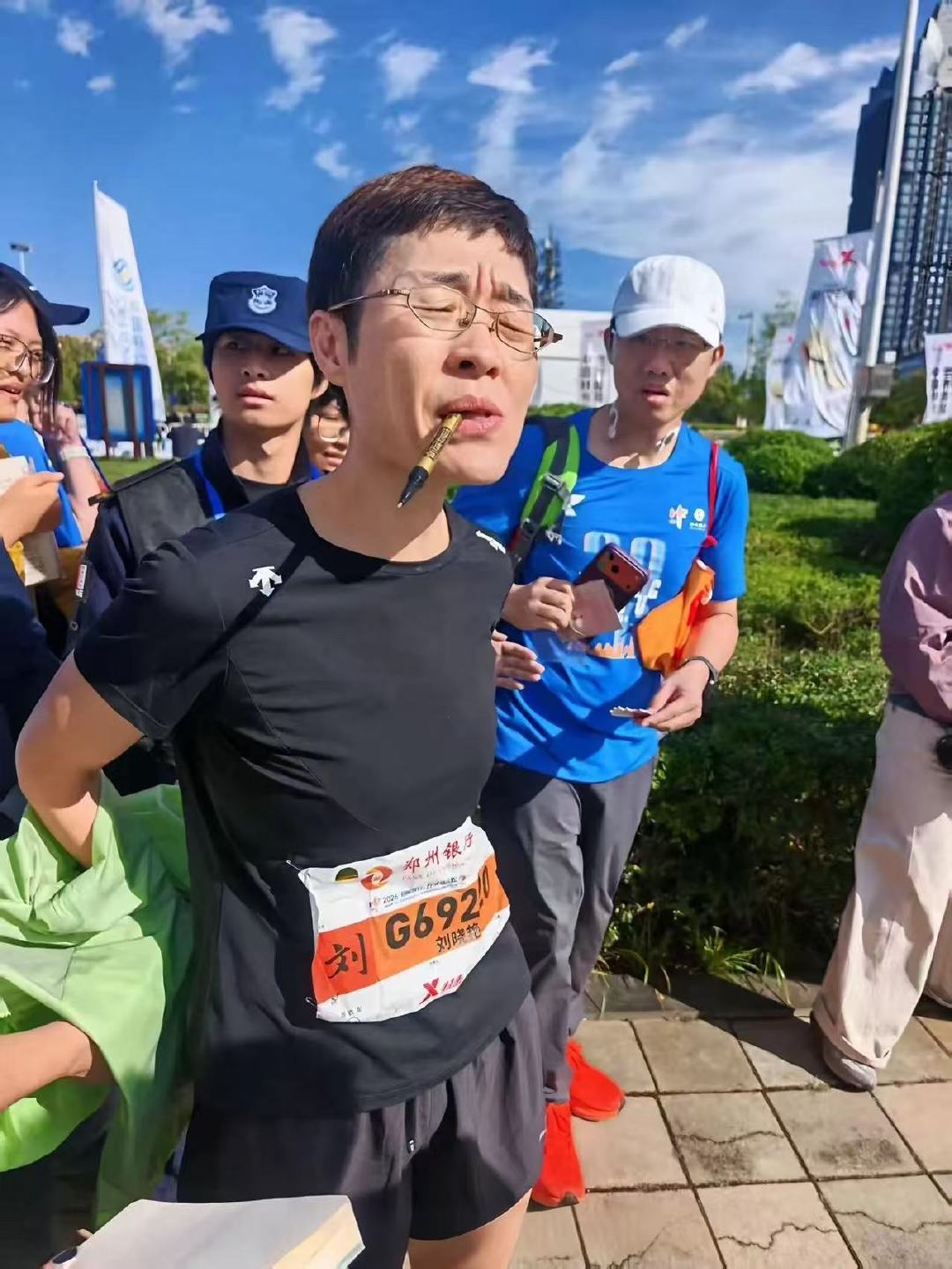 马拉松秒变考研祈福现场马拉松赛场诞生百万神图 我原以为马拉松拼配速，没想到拼的是