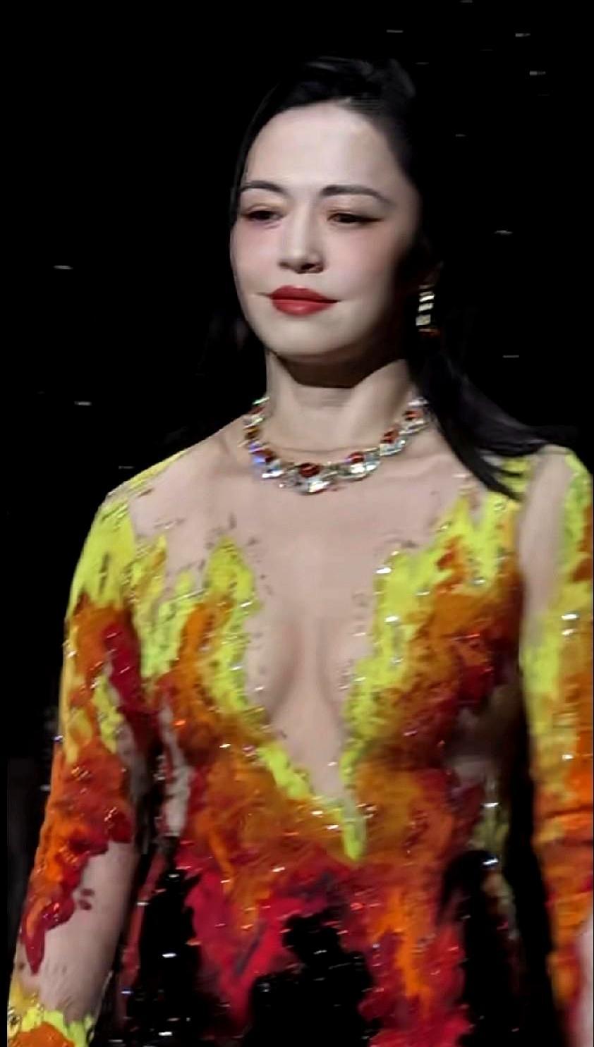 红毯越来越像澡堂子，捂着下面露着上面，真不知道图个啥。
 
你看现在有些女明星，