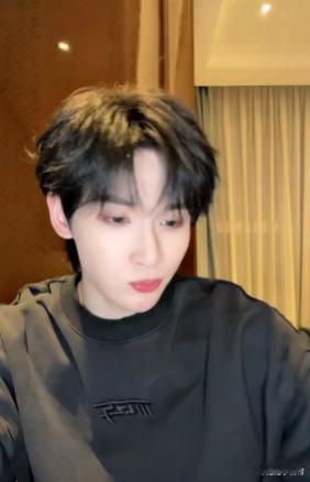 余宇涵下班直播希望靠谱的工作人员早点出现，让我们的宝贝不用再这么辛苦地扛下所有！