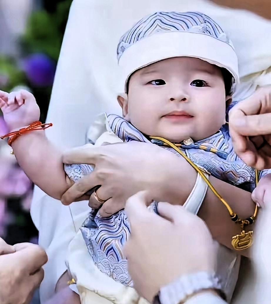 汪宝真生下来了, 人们都说她是个福娃, 她自带吉祥, 大家都很高兴, 那种喜悦,