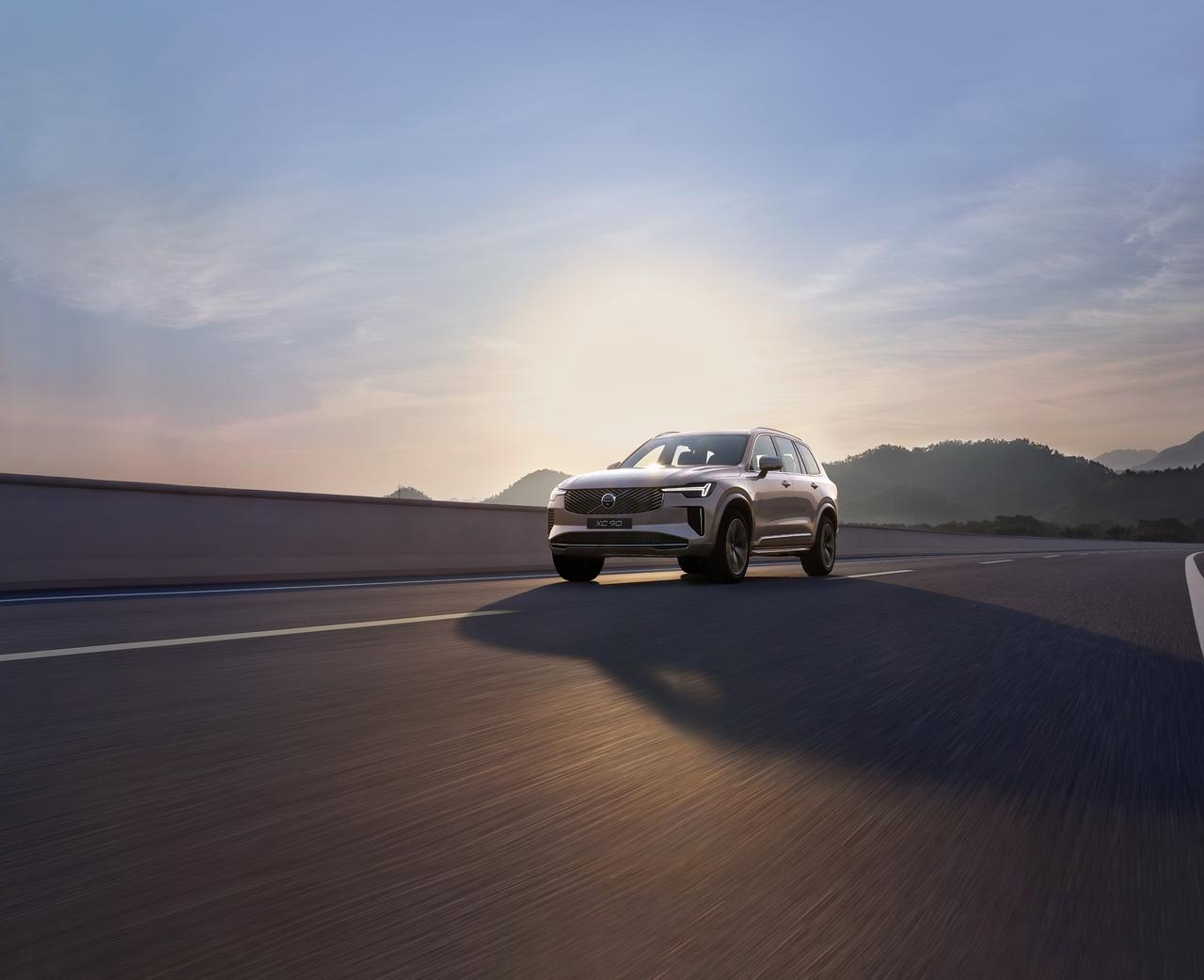 作为 SUV 安全领域的标杆，沃尔沃 XC90 自 2002 年诞生起便以 “守