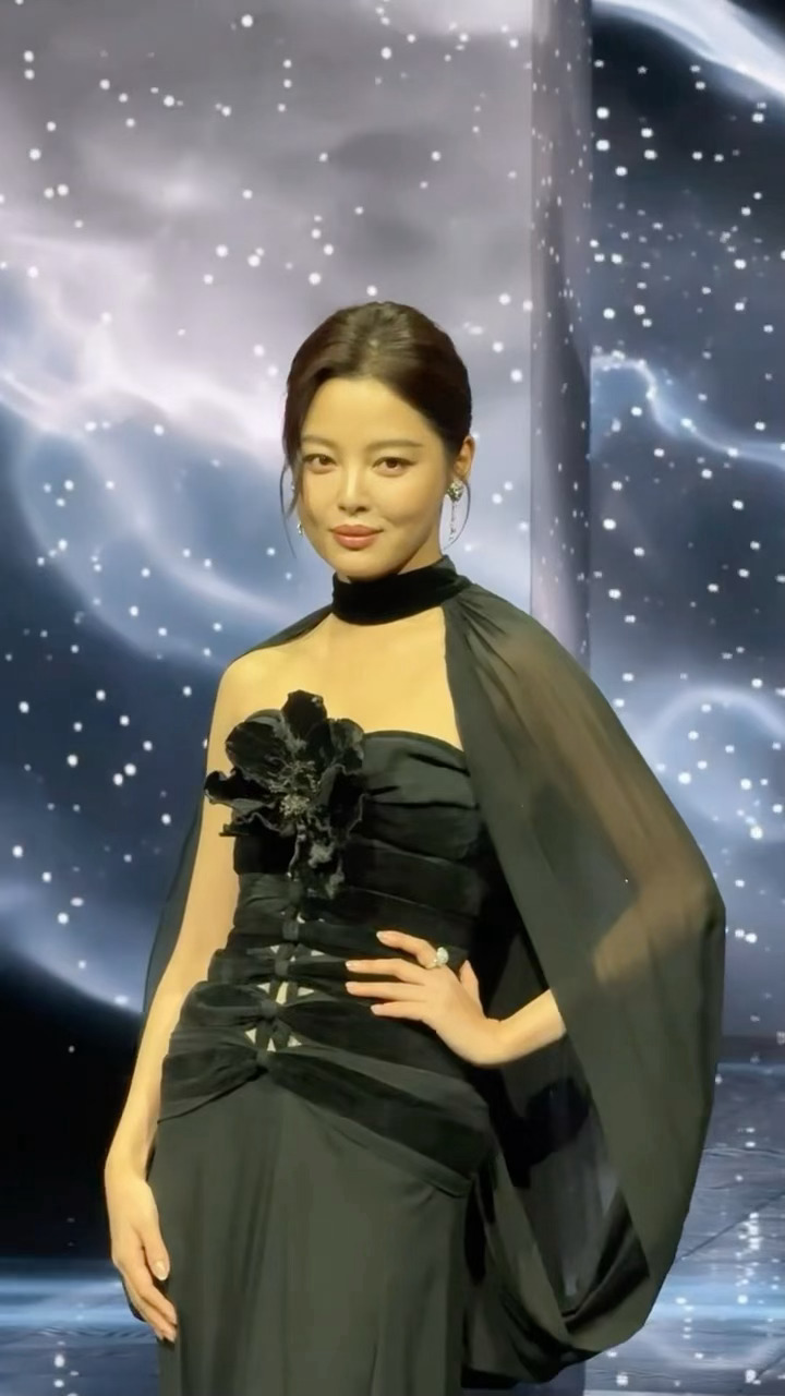 辛芷蕾在红毯听到粉丝叫她国际影后be like 微博之夜红毯