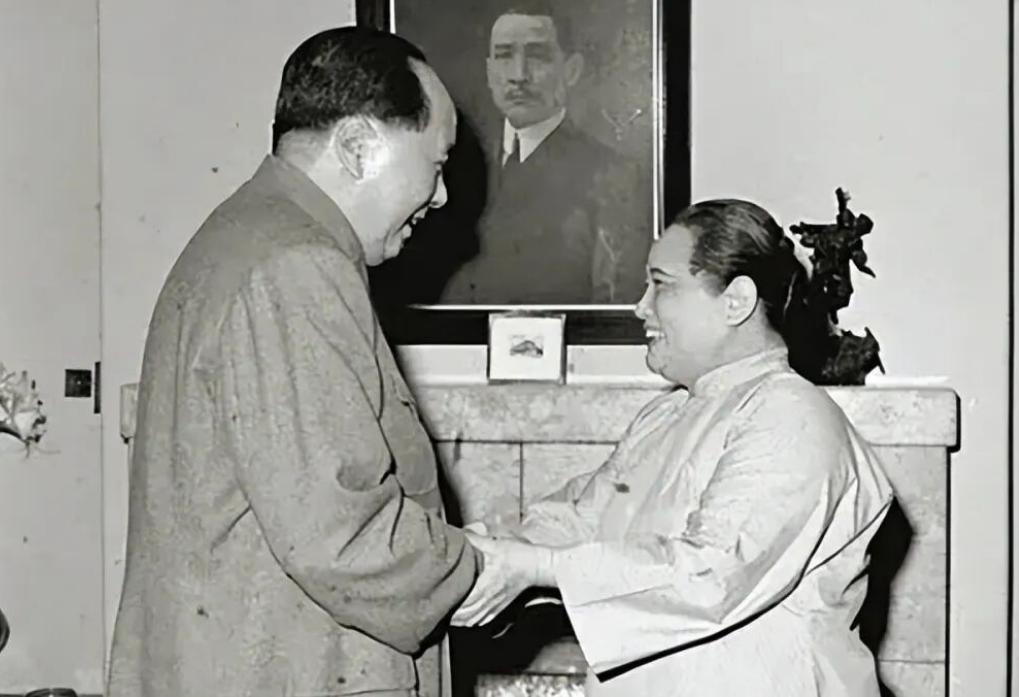 宋庆龄一生见尽权贵，却唯独对毛主席说出：您是我遇见过最明智的人

1977年12