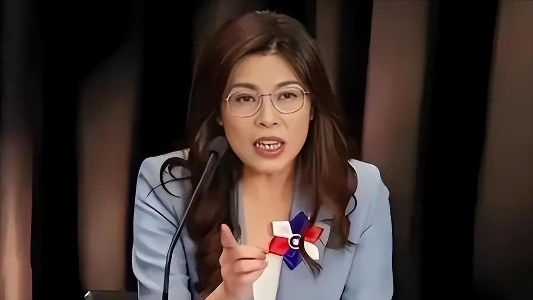 堂堂国民党主席郑丽文站在千百人聚集的宴席聚光灯下，突然指着自己大声宣告：“我父亲