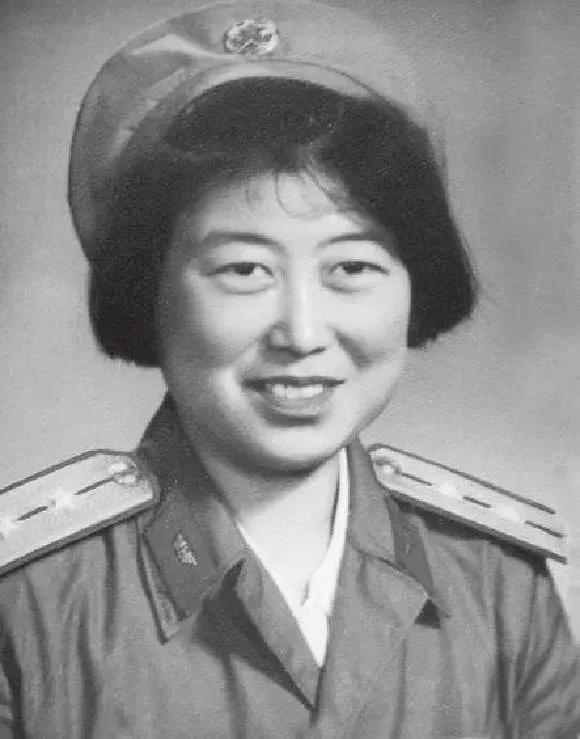 1964年，热恋期的女飞行员，接到秘密任务后，远赴大西北。任务结束后，她和恋人结