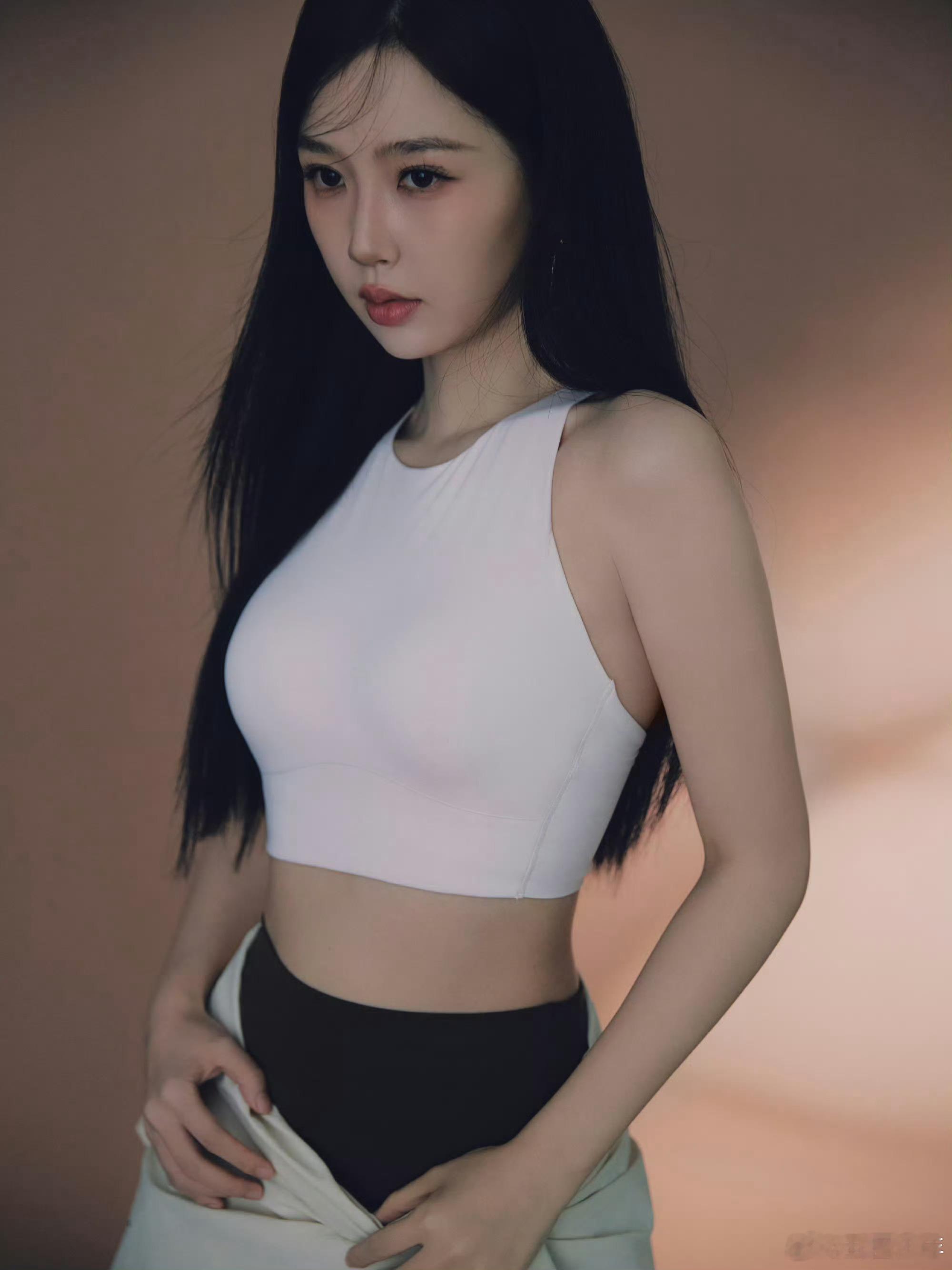 虞书欣寻找生活与运动的节奏虞书欣瑜伽裤造型完美驾驭瑜伽裤穿搭，身姿轻盈体态绝佳，
