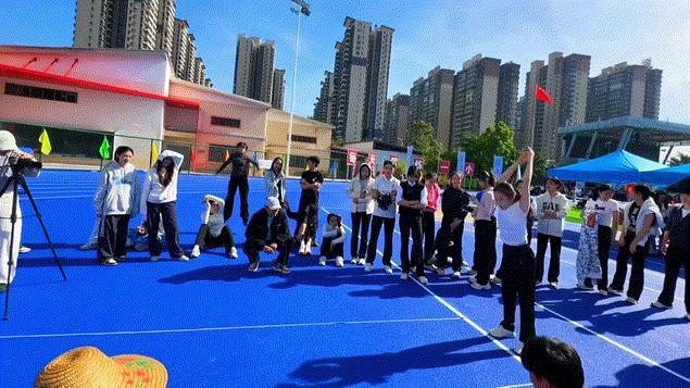 舞蹈课上：老师我不会下腰。
学校体测时：老师，我会腰了。