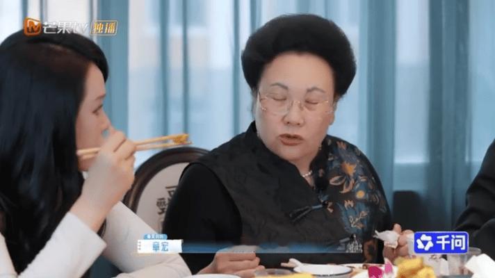 秦昊妈妈说和伊能静一家相处很舒服谁看了不羡慕伊能静秦昊家的家庭氛围啊🥹秦昊妈妈