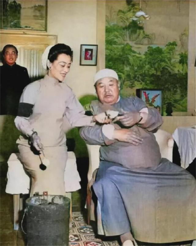 1956年，逃到美国后的马鸿逵在私人公寓内，挺着腐败的大肚子，享受着小姨太给他做