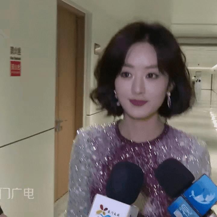 都说赵丽颖显老了，我却觉得这是37岁女人的正常状态，她的眼神里多了阅历，不像别的