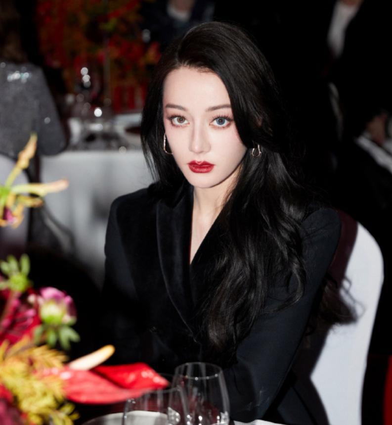 迪丽热巴红毯造型引发吐槽，疑似模仿其她女星，遭设计师内涵！
Elle时尚盛典上，