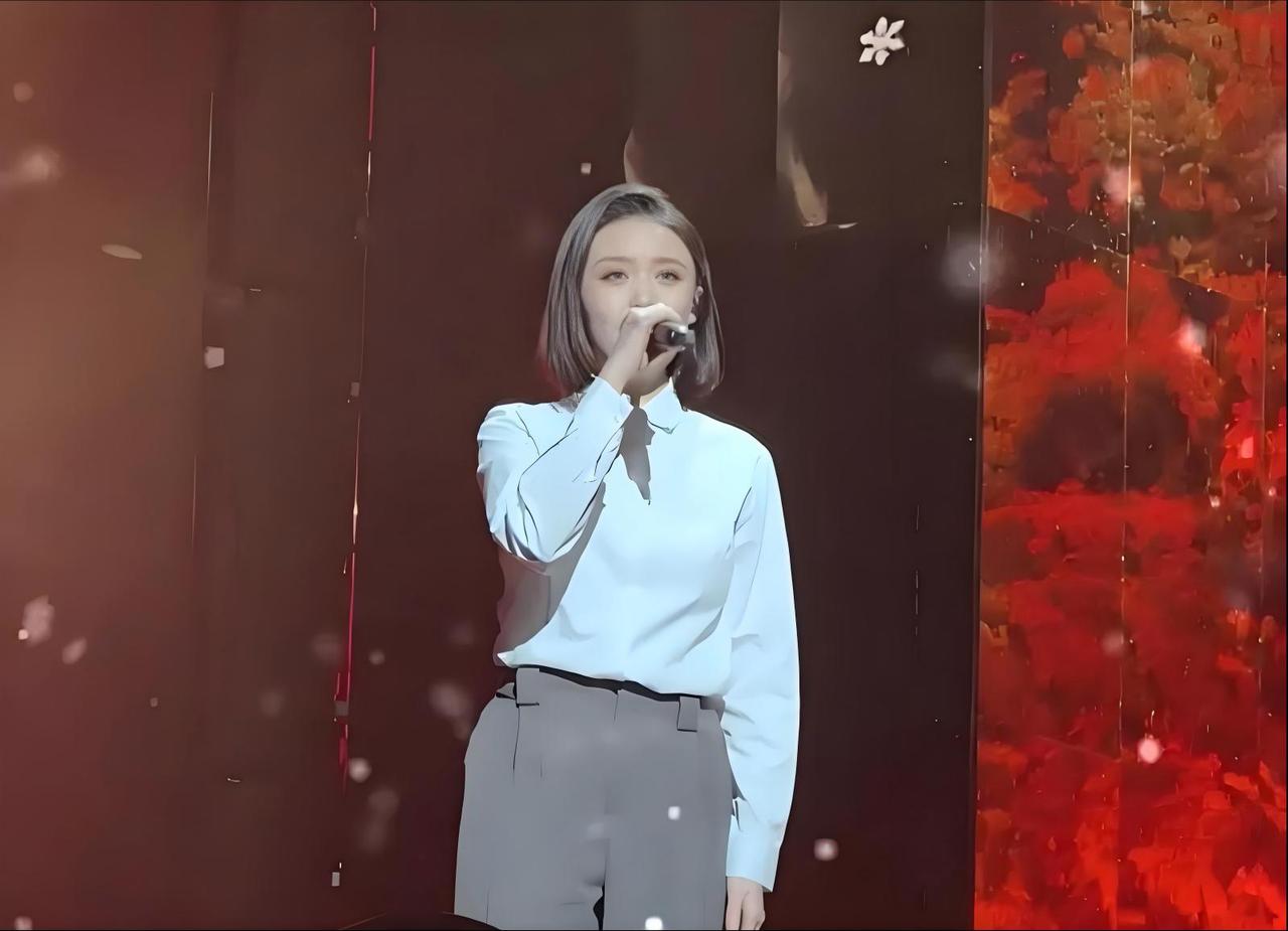 前一阵子刷抖音的时候，连续刷到了几条《珊瑚颂》的翻唱视频。

一个叫徐子尧的00