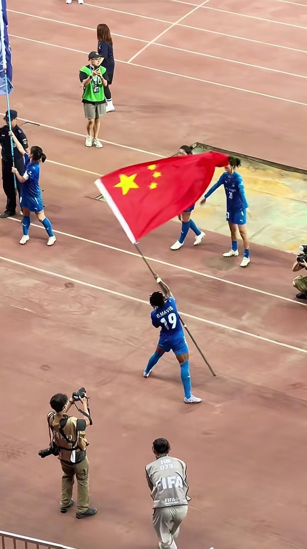 铿锵玫瑰，再现彩虹。
武汉体育中心里，在32318名球迷的呐喊声中，武汉车谷江大