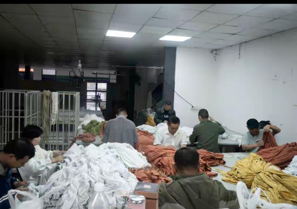 大家请记住这个公司“广州宝树堂服装有限公司”。
工厂58名员工，有一半都是尿毒症