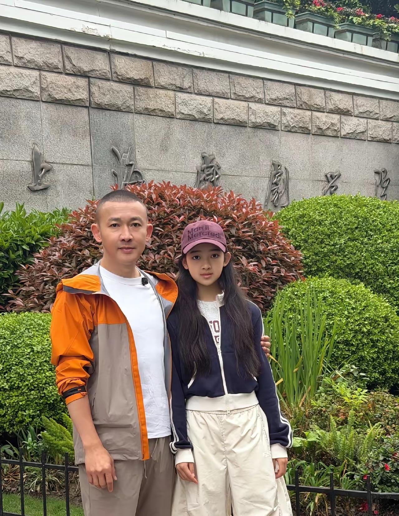4月22日，聂远晒出带女儿“天天”重返母校的画面。

聂远跟女儿讲了很多，以前他