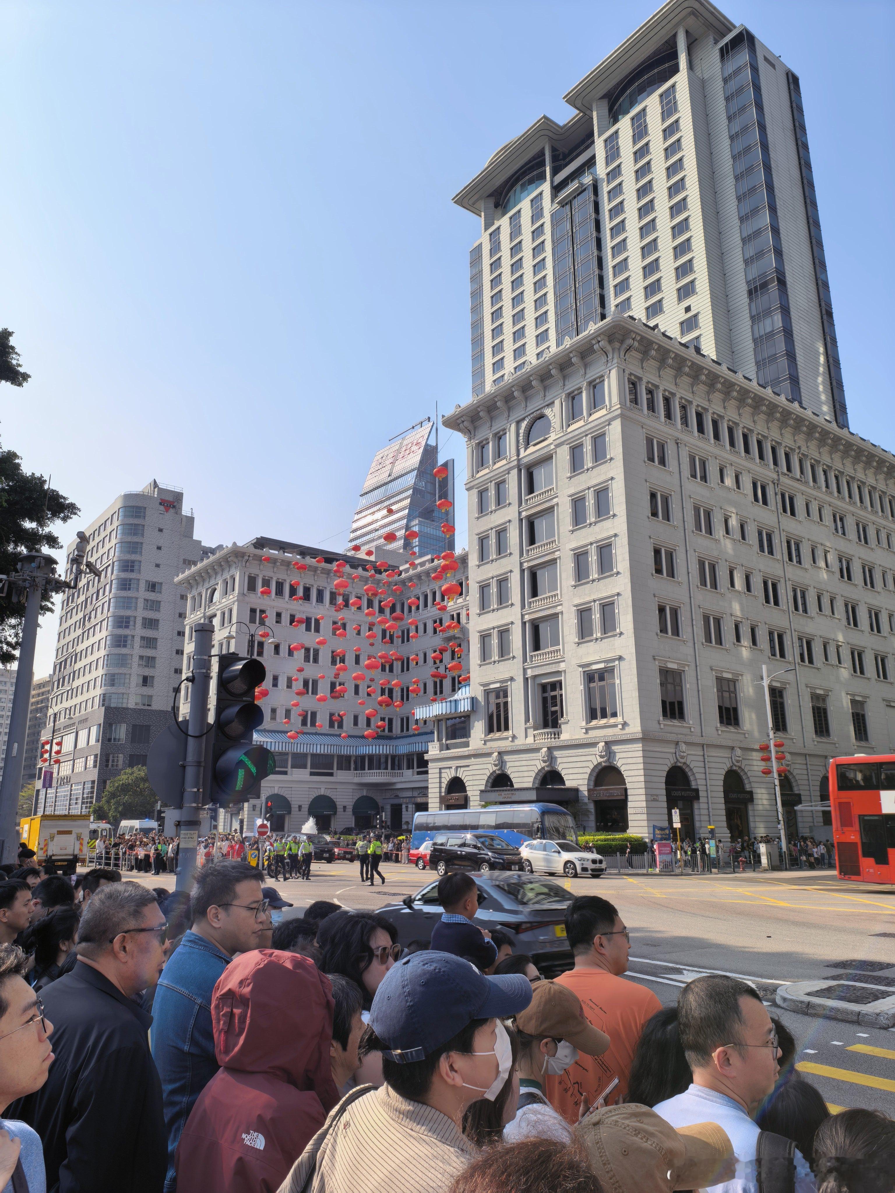 香港新年烟花秀，星光大道人山人海又封路，警察叔叔车队停满。还好我提前订好神级观景