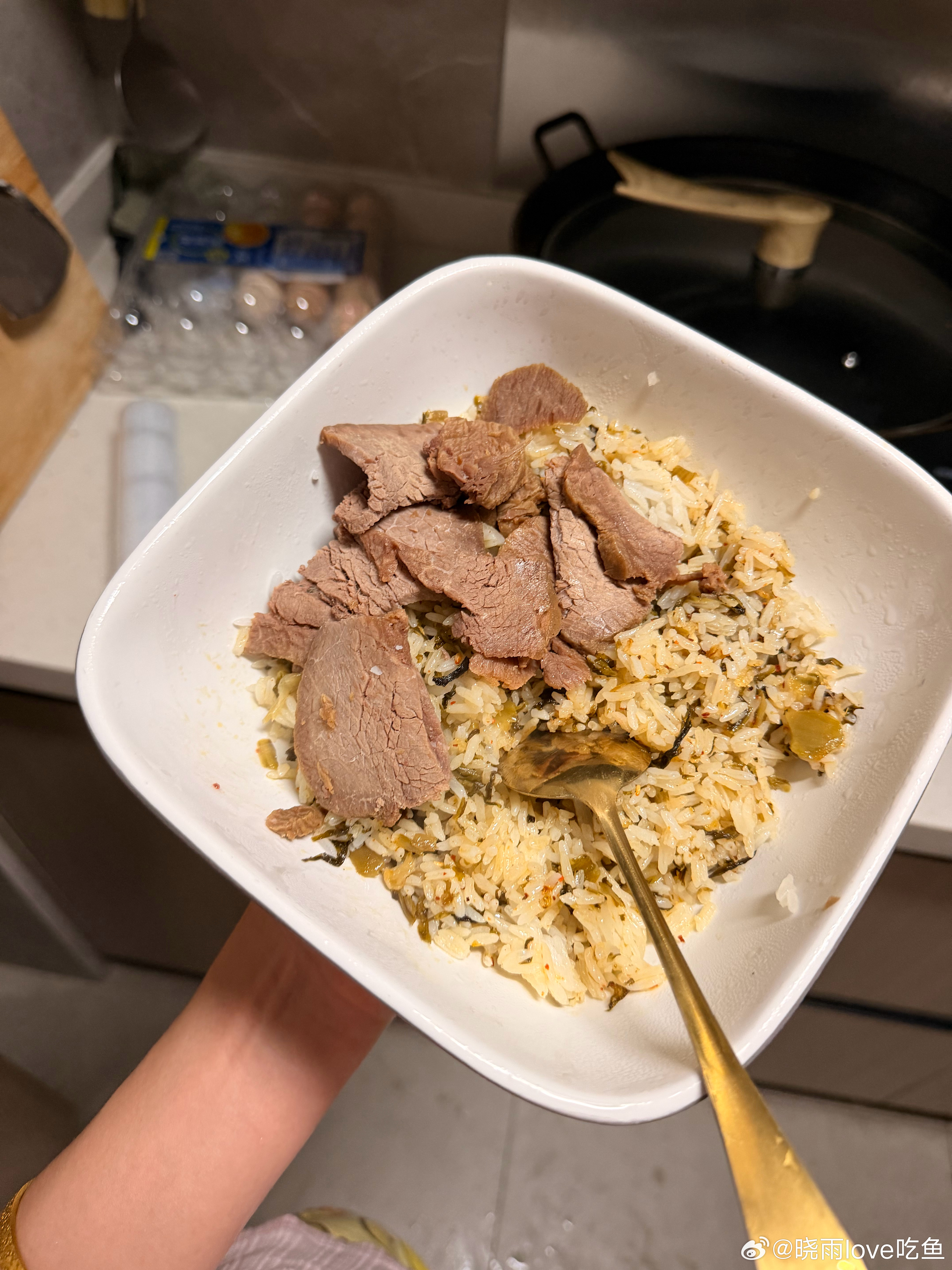 好饿 十一点睡着了现在醒了 十分钟之后给自己做了一碗酸菜牛肉炒饭 
