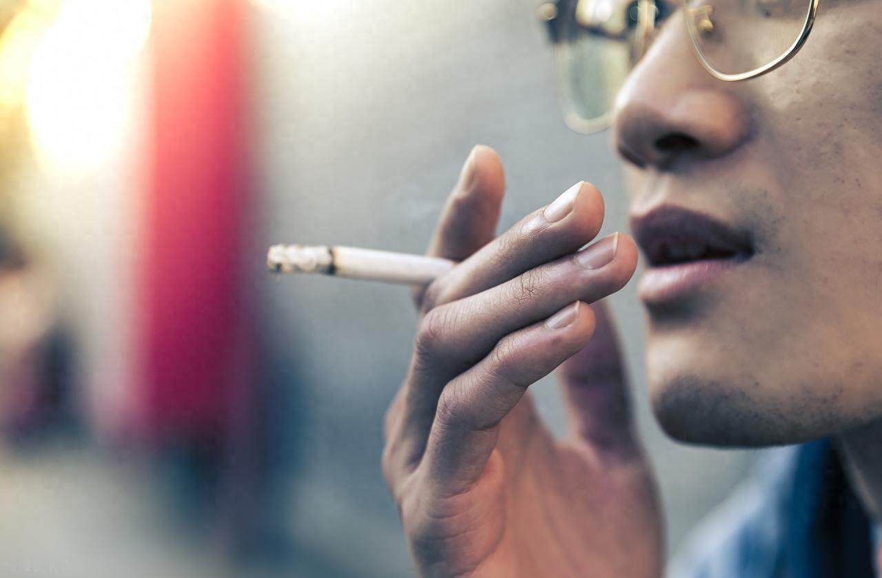 慢阻肺高发，二手烟是“帮凶”？医生：忽视3件事，肺功能易恶化

慢阻肺的全称叫慢