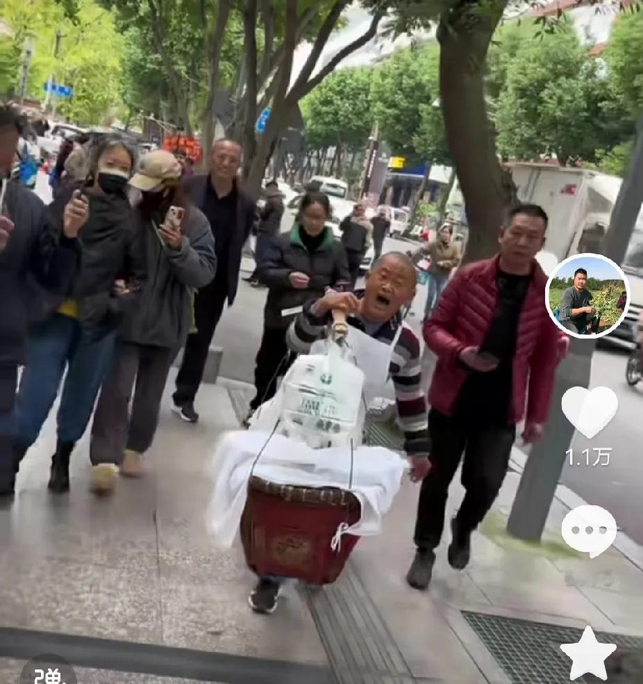 河南小伙小胡，是南阳唐河县的，这段介绍美食，去了河南、湖北多个城市。

这几天，