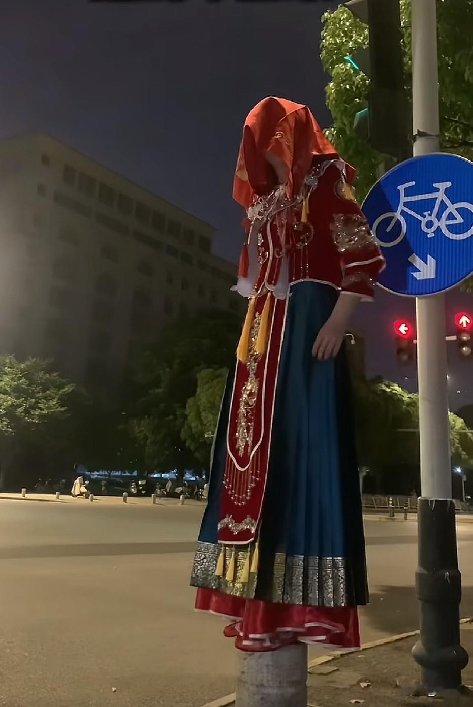缺把伞，再打把红伞就能打到车了