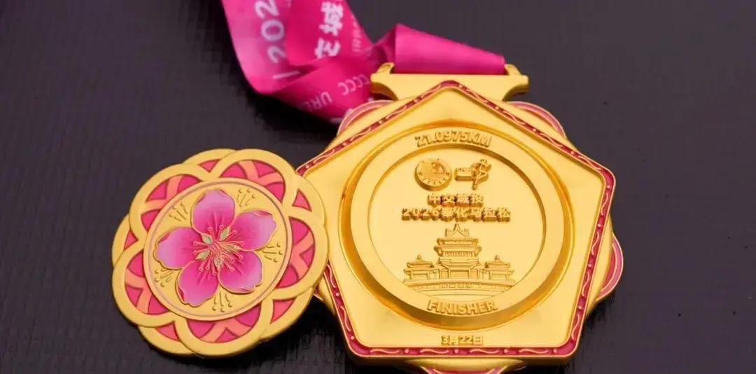 2026年3月奉化，桃花正盛时，一块完赛奖牌却能直接拆成冰箱贴，这反差够不够炸？