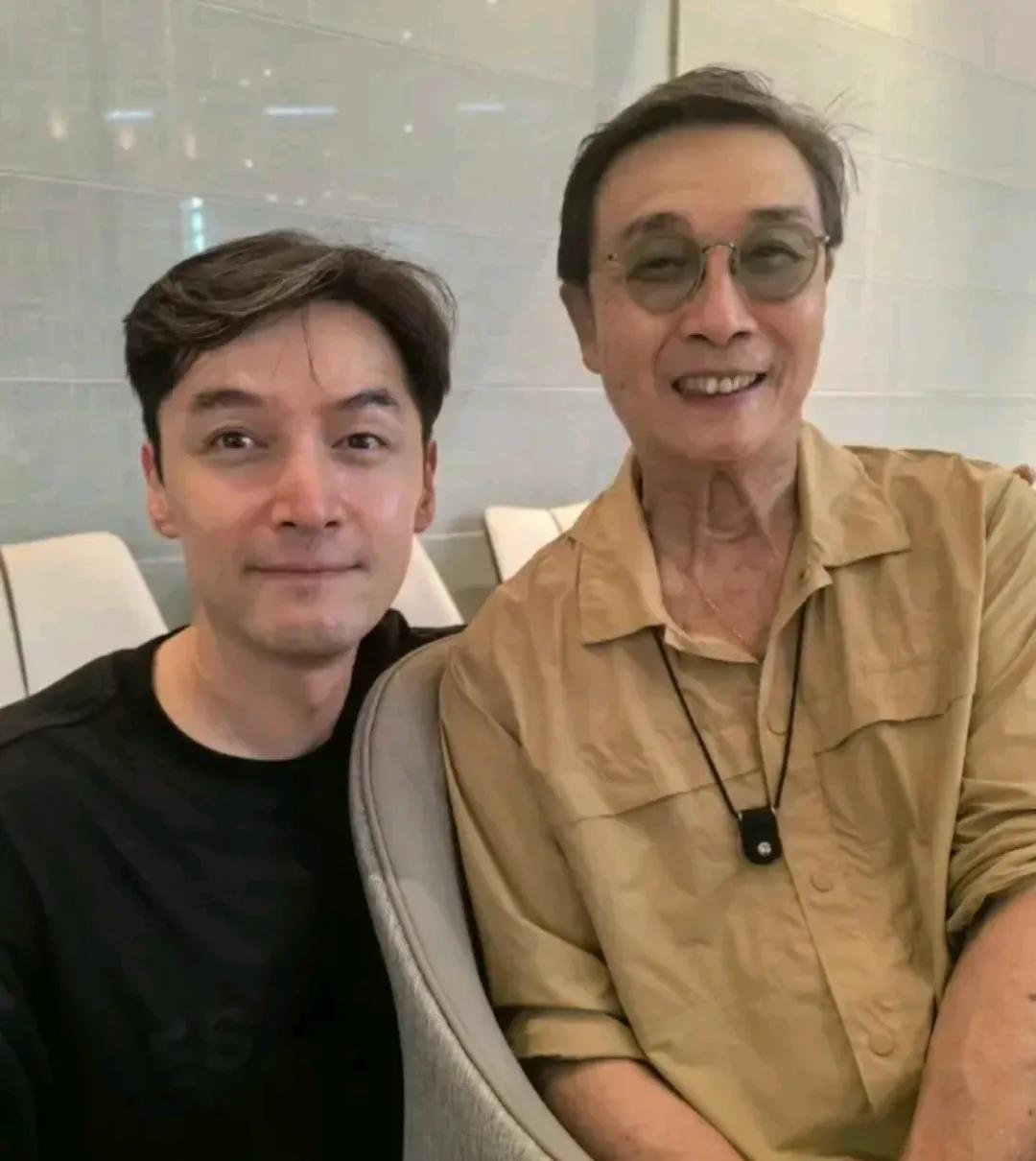 胡歌，这是怎么了
好像突然变得很老气似的
感觉胡子刮得不够干净
发型又有点丑
穿