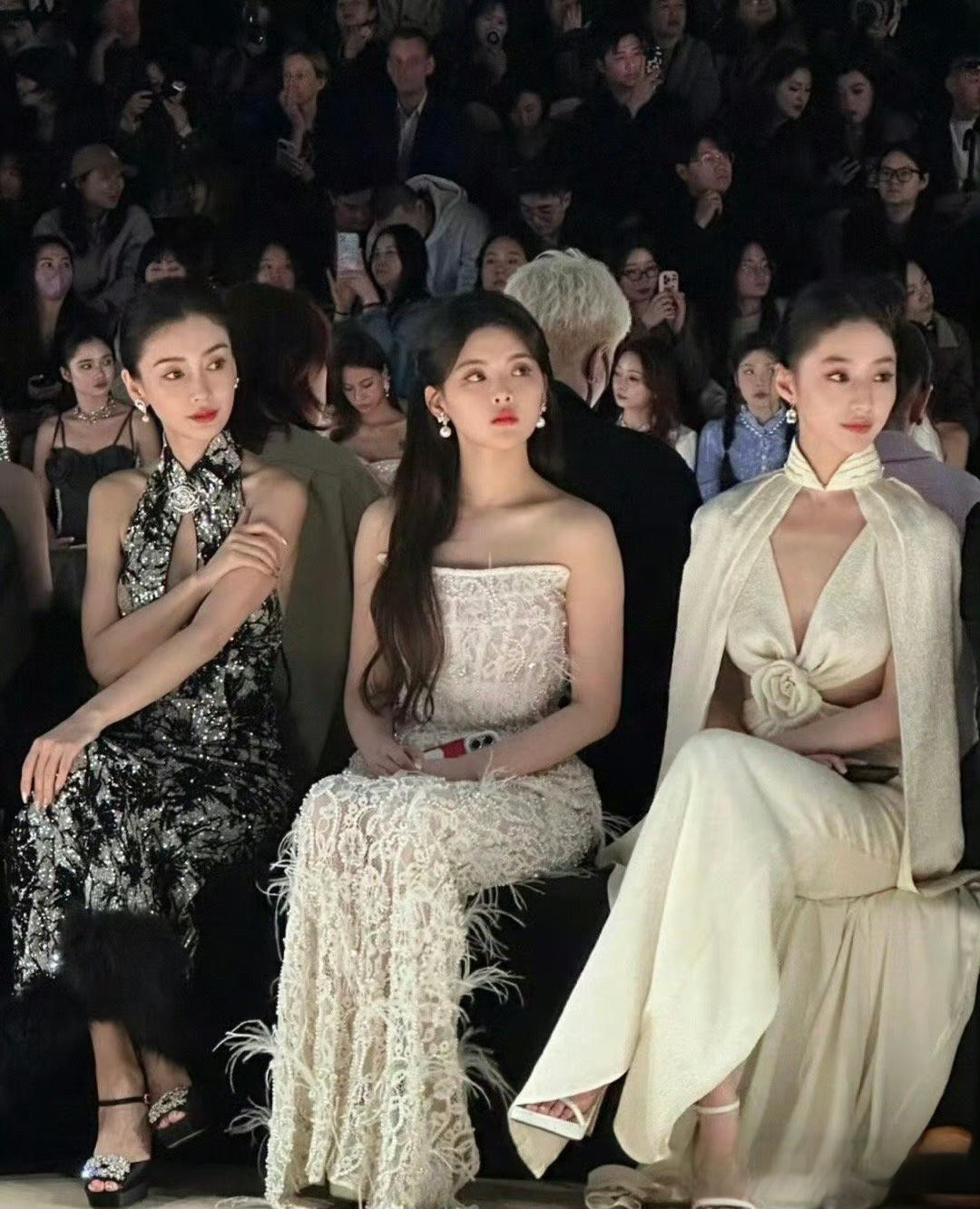 最右边的这个女生是谁？？太漂亮了，直接秒了内娱前辈，未来可期啊！ 