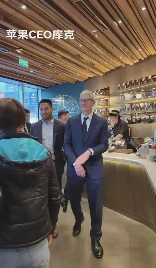 美国彻底慌了？！苹果CEO库克抛出惊人言论，振聋发聩！他说：“我们死守中国制造，
