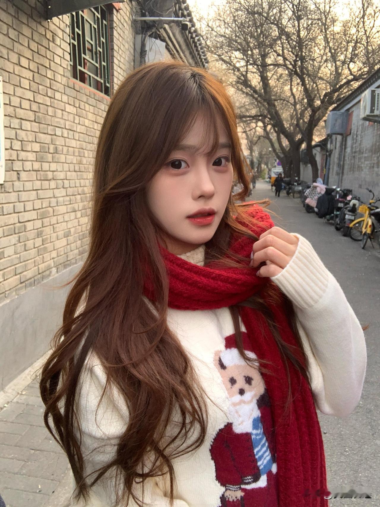 冬日暖阳下，红围巾与白毛衣的甜美碰撞，少女心满满！🌞💕