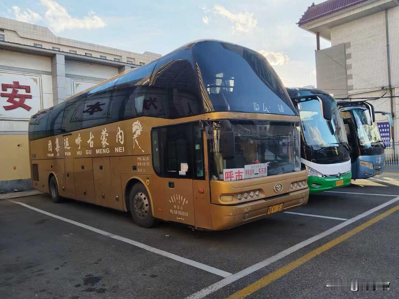 呼和浩特 内蒙古 呼和浩特汽车站里的客车已经不多，不过依然有几辆豪华的三轴大客，