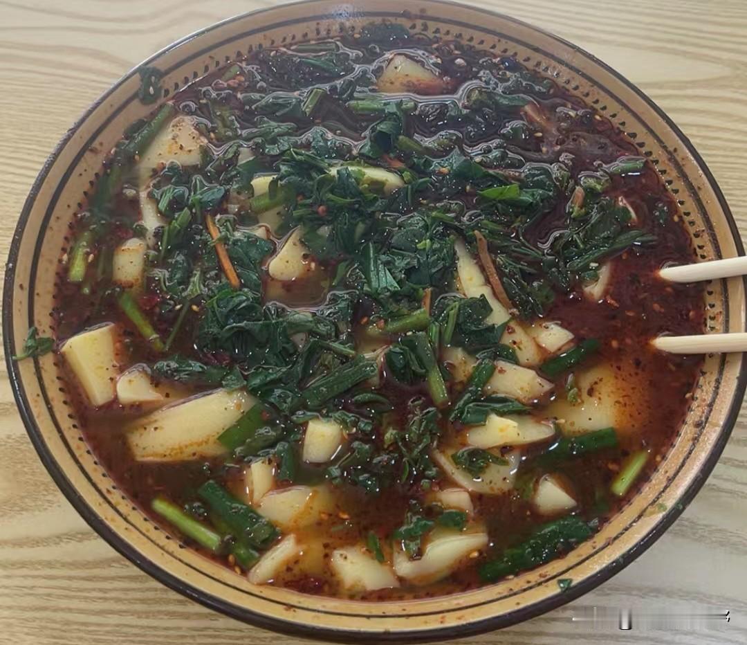 走进西安艳阳天西府饭店，不但要品尝西府，还要喝西凤美酒！因为西府饭与西凤酒是天生
