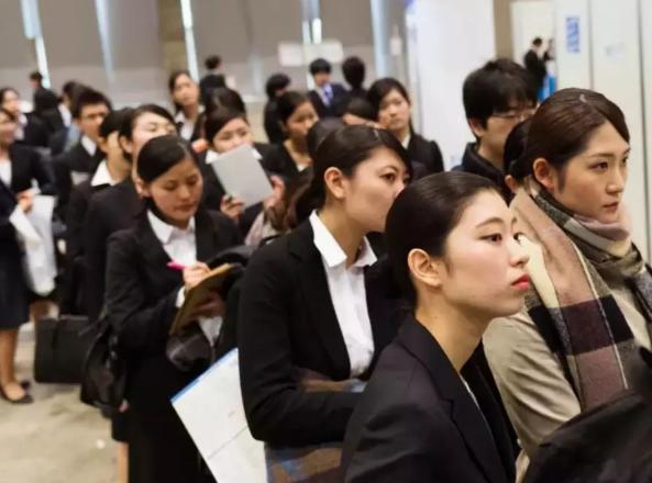 87万中国人定居日本，是当地最大的外籍群体。有朋友刚从东京回来，说了句实在话：现