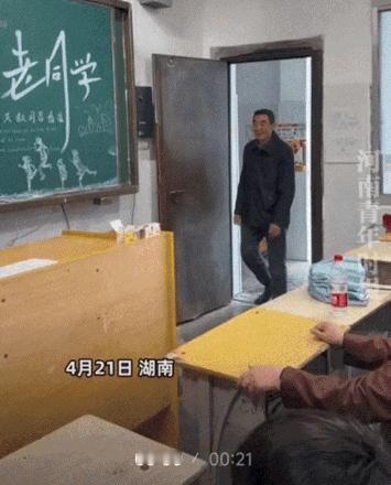 太难得了！湖南一中学，76年毕业的一个班学生，时隔50年后，全班同学协同班主任再