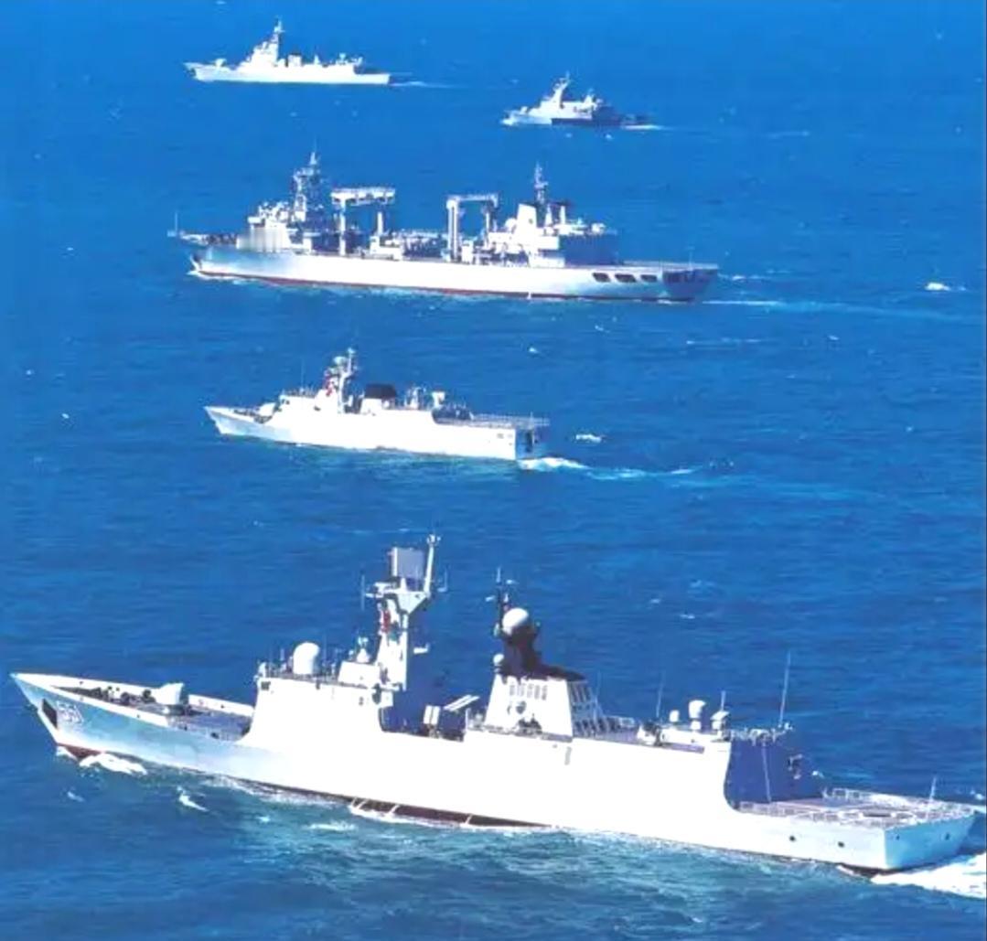 海军里舰和艇应该怎样区分？
海军里舰和艇区分起来，主要看排水量。一般来说，排水量