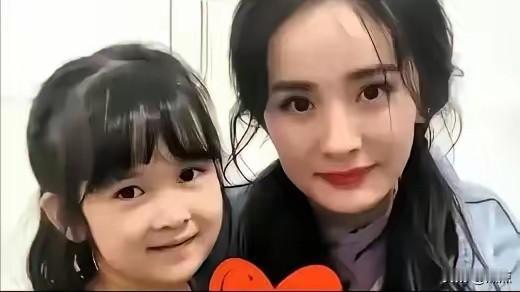 杨幂又赴香港探望女儿，这样的见面她每月都会安排，从未间断。小糯米平日跟随刘恺威在