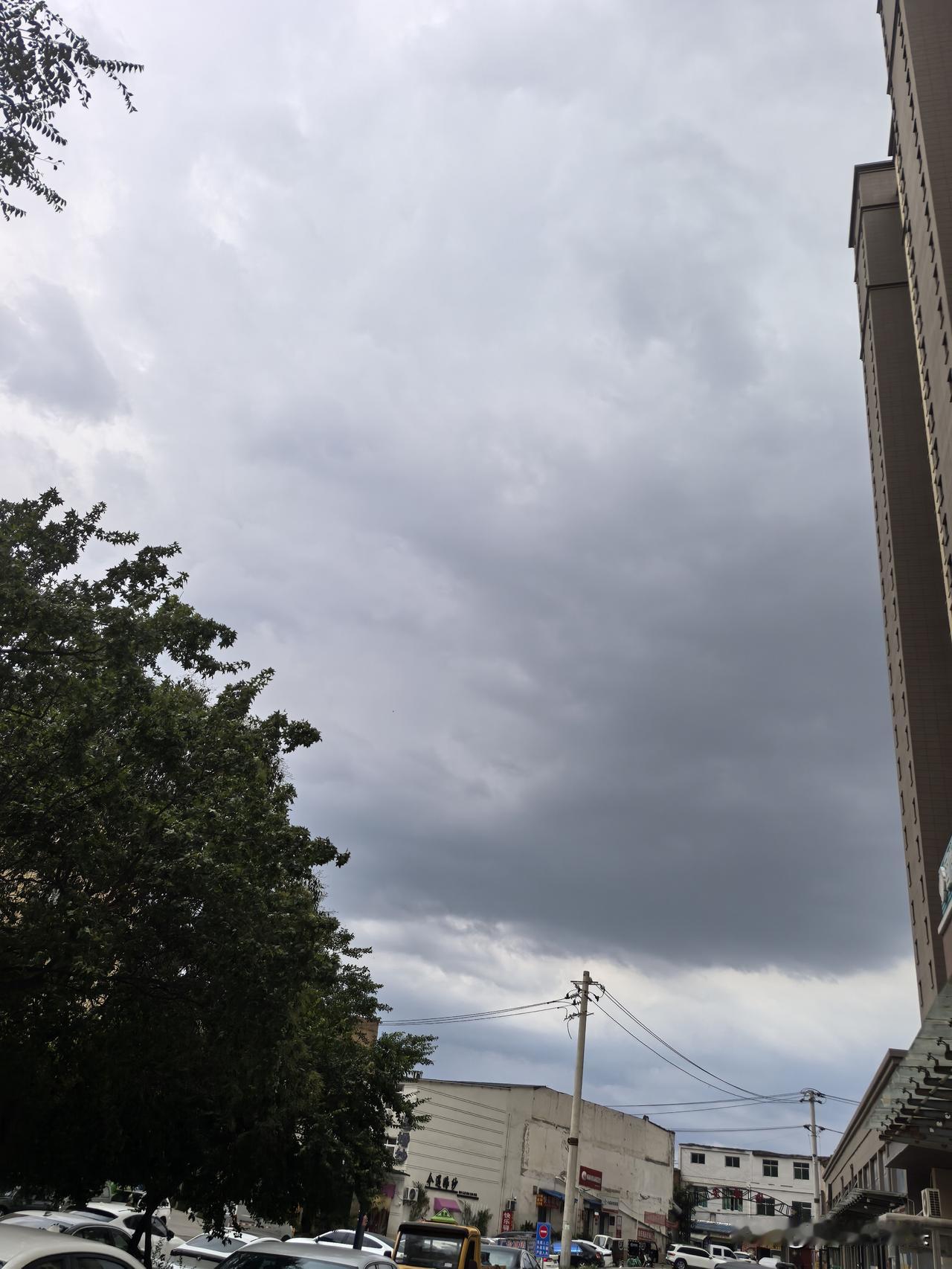 7月30日下午17：40，在咸阳市区看到了黑云压顶城欲催的景象。不用说，这么黑，