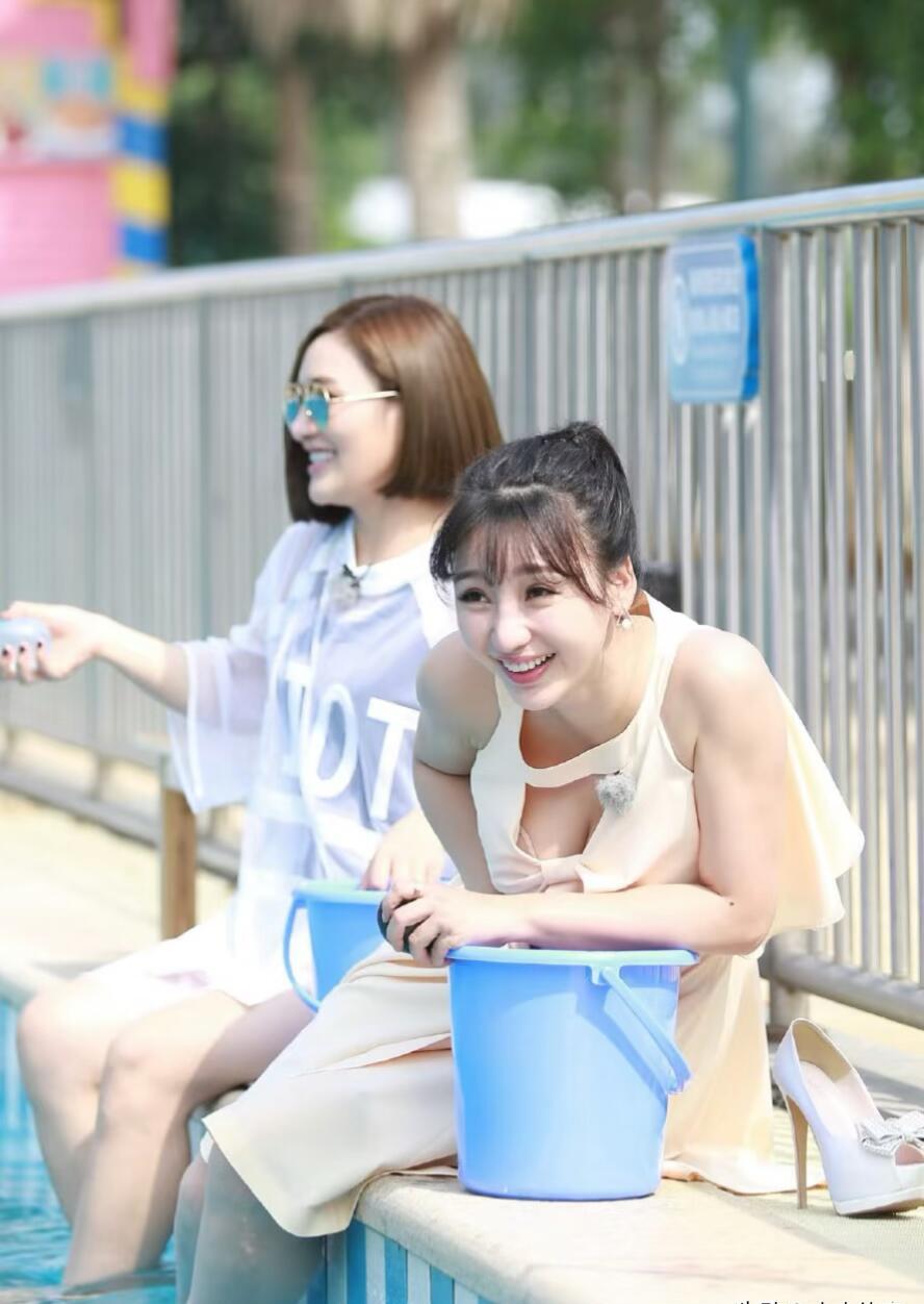 柳岩一个弯腰动作，收视率从1.5%飙到2.3%  
弹幕炸了 同台女嘉宾瞬间成背